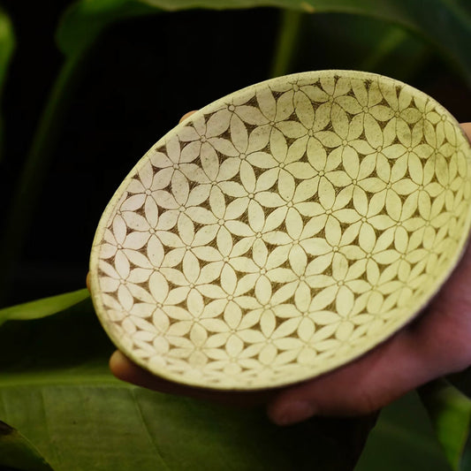 Handgefertigte Keramikschale mit Blütenblattmuster