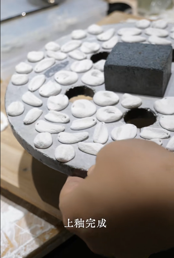 The kiln fire dies down, and the white porcelain awakens | The Birth of Ceramic Jewelry